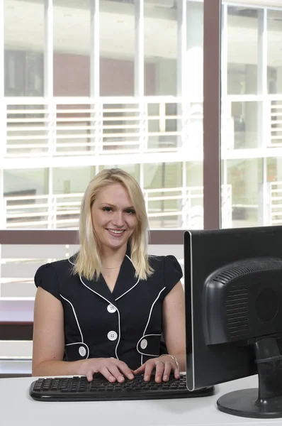 Vrouw op desktop computer — Stockfoto