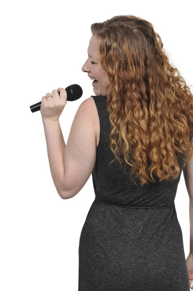 Jonge vrouw zingt — Stockfoto