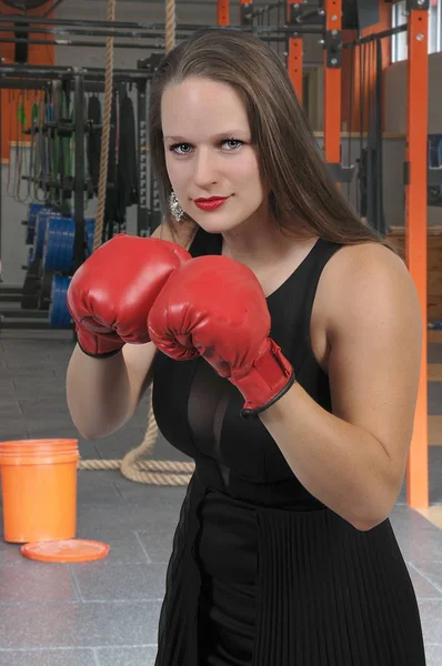 Vacker kvinna boxare — Stockfoto