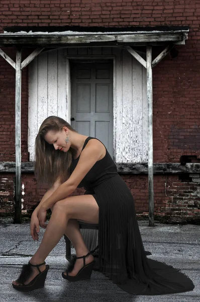 Mulher bonita em um vestido formal — Fotografia de Stock