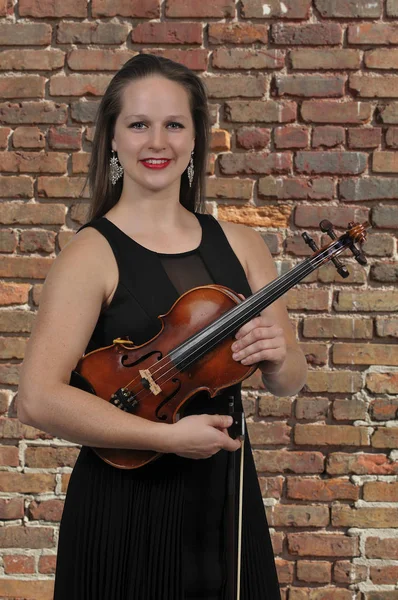 Mujer sosteniendo violín —  Fotos de Stock