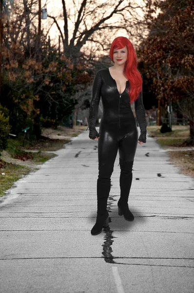 Femme en costume de chat en vinyle — Photo