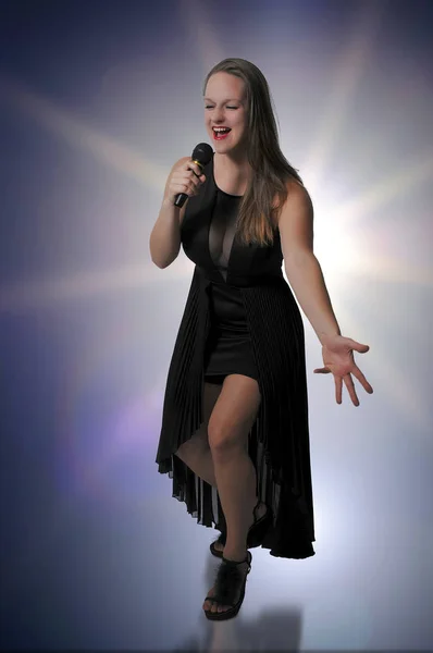 Krásná žena zpěvačka — Stock fotografie