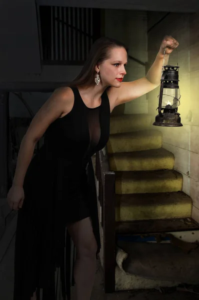 Mujer sosteniendo linterna — Foto de Stock