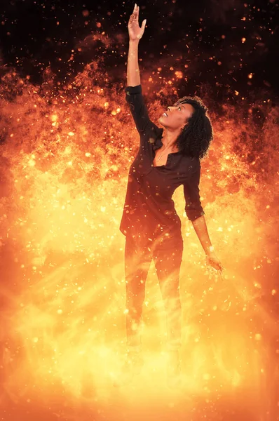 Žena v plamenechbarevné pozadí s linkami — Stock fotografie