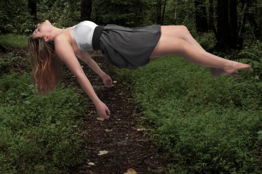 Güzel yüzen kadın