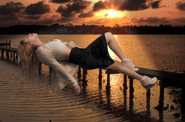 Hermosa mujer flotante — Foto de Stock