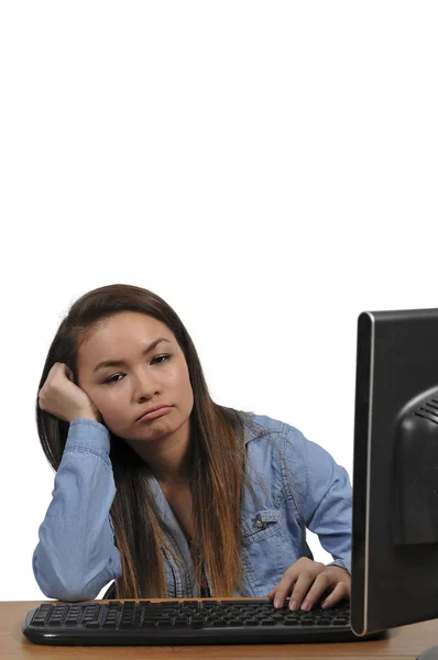 コンピューターで宿題をしている 10 代の少女 — ストック写真
