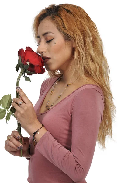 Donna con rosa in mano — Foto Stock