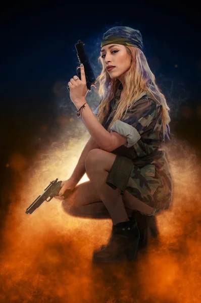 Gun Toting Piękna Młoda Kobieta Żołnierz Pistoletów — Zdjęcie stockowe