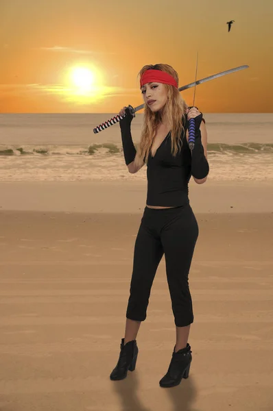 Bella donna pirata con una spada — Foto Stock