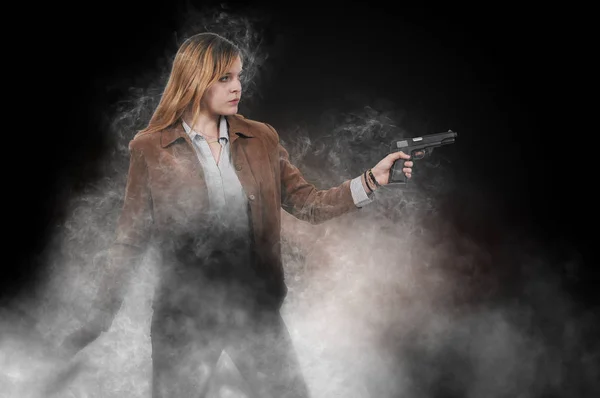 Donna con pistola — Foto Stock