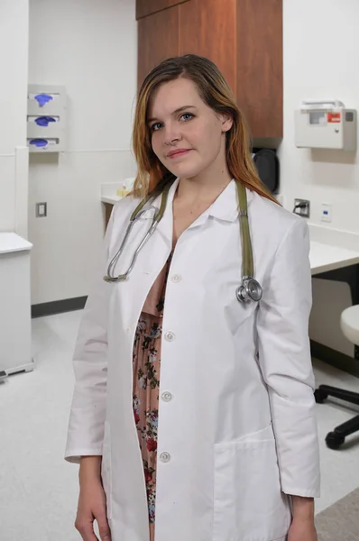 Dokter wanita cantik — Stok Foto