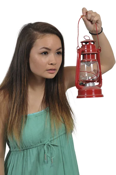 Vrouw bedrijf lantaarn — Stockfoto