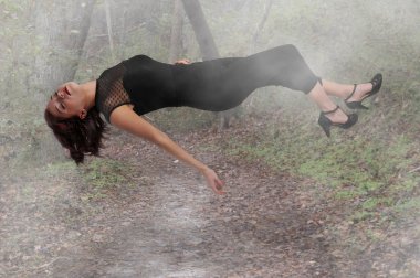 Güzel yüzen kadın