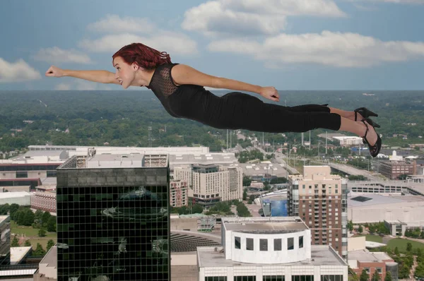 Fallende oder fliegende Frau — Stockfoto