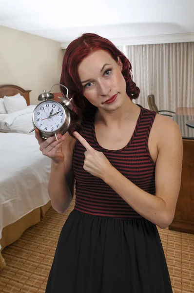 目覚まし時計で怒っている女性 — ストック写真