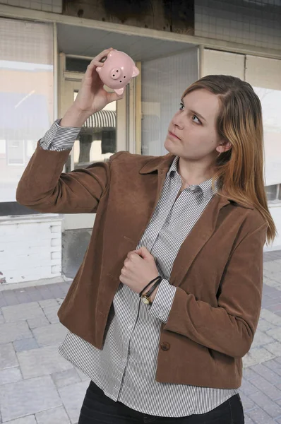 Mulher segurando Piggy Bank — Fotografia de Stock