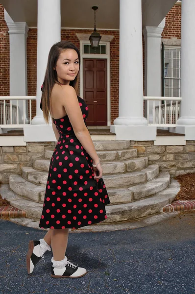 Donna in abito barboncino e scarpe oxford — Foto Stock