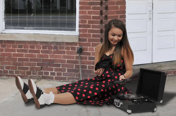 Tonåriga kvinna med vinylskiva 45 — Stockfoto