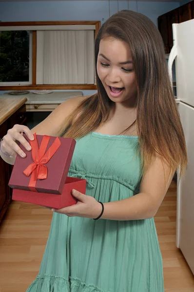 Vacker kvinna öppnar en present — Stockfoto