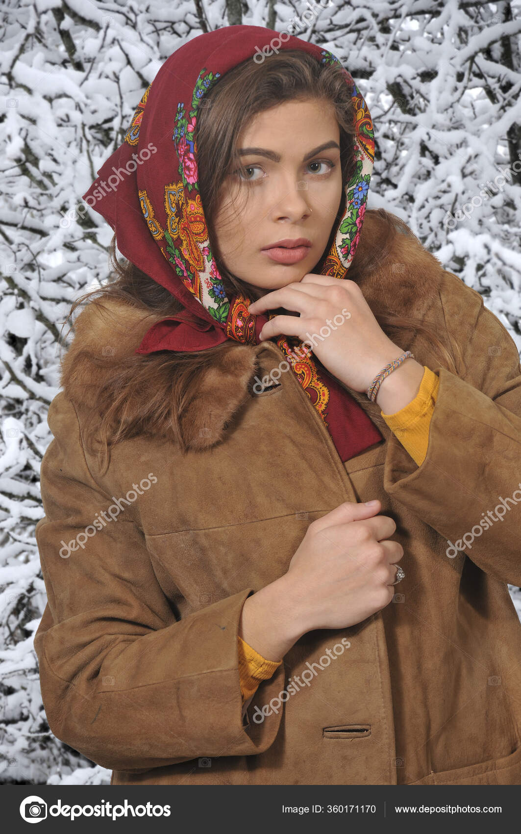 Russian Woman Wearing Traditional Head Scarf — Stock Photo