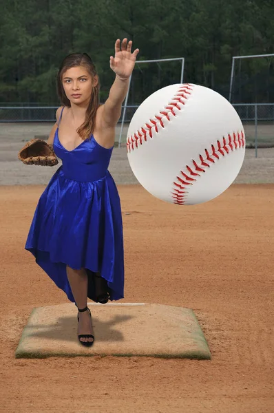 漂亮的女棒球投手准备在比赛中投球 — 图库照片