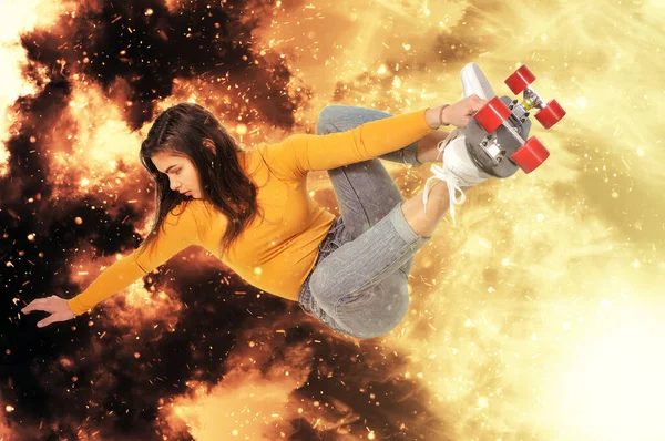 Junge Frau Rammt Skateboard — Stockfoto