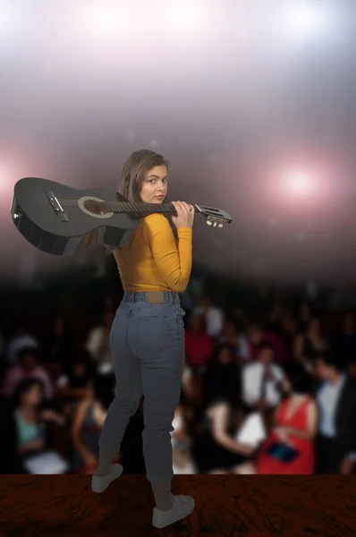 Mulher Bonita Segurando Uma Guitarra Acústica — Fotografia de Stock