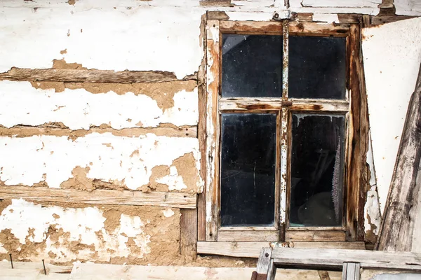 Træ vindue i det gamle hus - Stock-foto