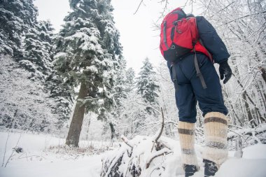 Kışın kar sırasında dağ içine trekking macera