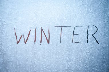 Donmuş buz pencere camına yazma