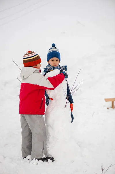 Zabawny Wesoły Dzieci Sankach Dokonywanie Bałwana Śniegu — Zdjęcie stockowe