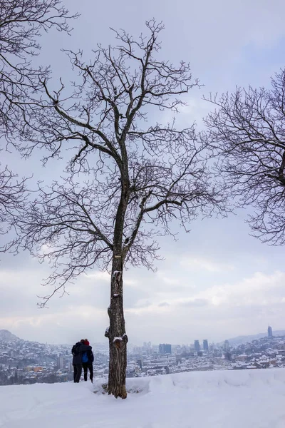 Romantický Pár Během Cestování Při Pohledu Sněhu Zimní Město — Stock fotografie