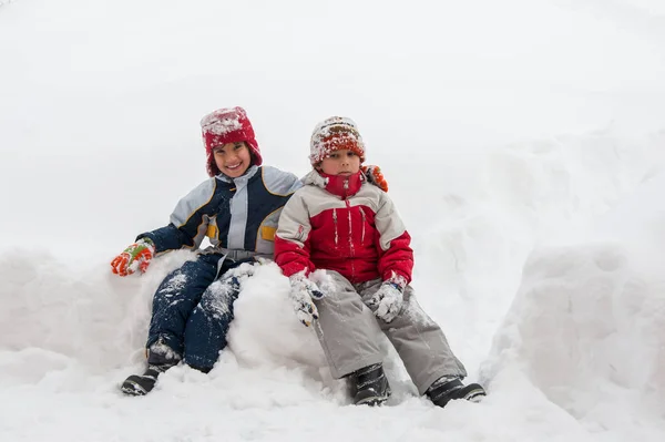 本当に大きな雪の中で遊んでいる少年たち — ストック写真