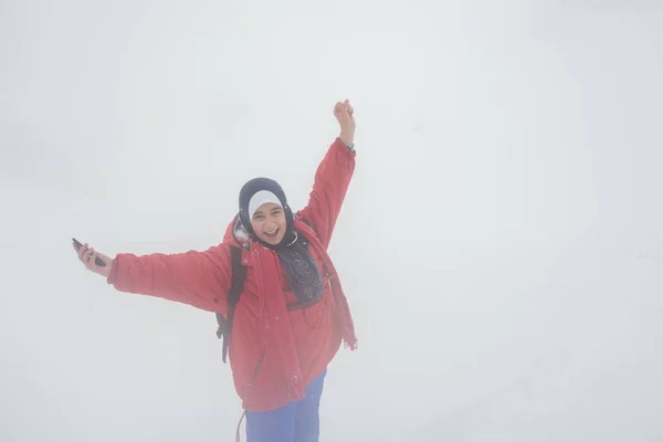 Αραβική Μουσουλμανική Κορίτσι Πεζοπορία Στο Βουνό Χιόνι Του Χειμώνα — Φωτογραφία Αρχείου