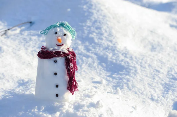 Μικρό Μικρό Χιονάνθρωπο Στο Χιόνι Αντίγραφο Χώρου — Φωτογραφία Αρχείου