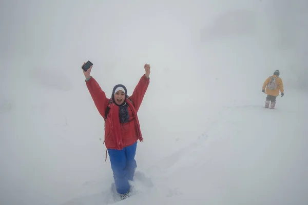 Árabe Musulmana Chica Senderismo Invierno Nieve Montaña — Foto de Stock