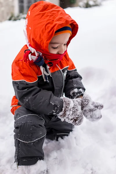 Χαρούμενος Παιχνιδιάρης Παιδί Στο Χιόνι — Φωτογραφία Αρχείου