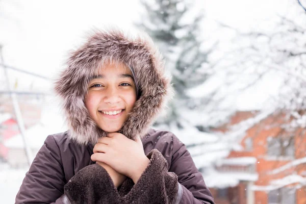 美丽的中东女孩在雪 — 图库照片