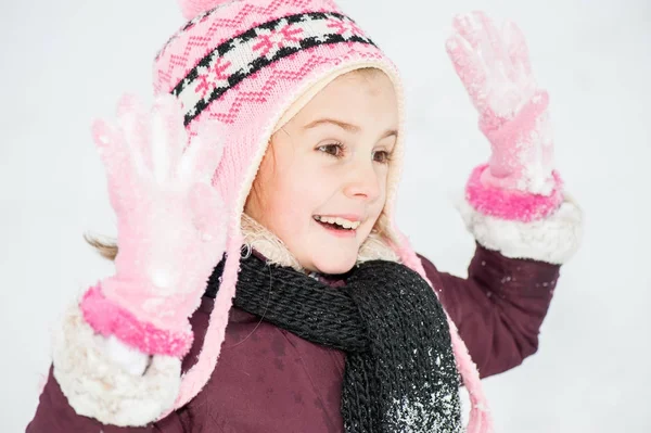 Χαρούμενος Παιχνιδιάρης Κορίτσι Στο Χιόνι — Φωτογραφία Αρχείου