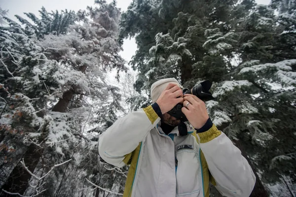 Fotógrafo Aventura Trekking Montanha Durante Neve Inverno — Fotografia de Stock