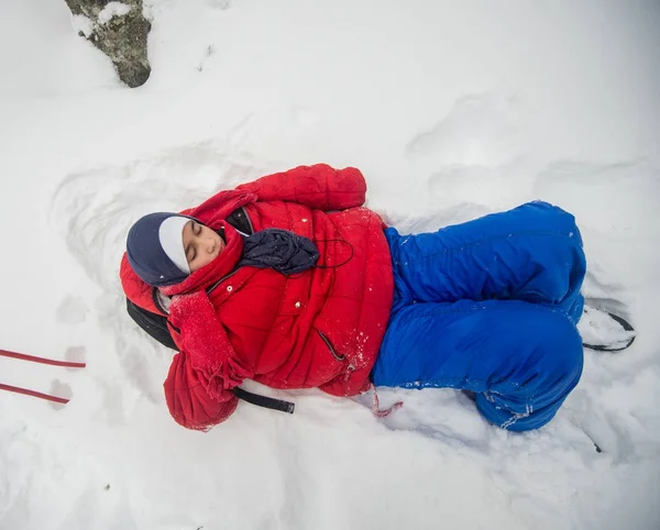 Arap Müslüman kız kış kar dağda hiking
