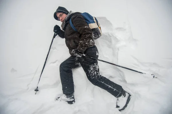 Lustiger Spaziergang Schnee — Stockfoto
