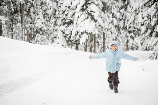 Pojkar Snöiga Skogen Landsväg — Stockfoto