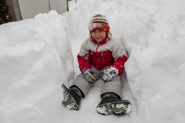 Pojke Som Spelar Riktigt Stora Snö — Stockfoto