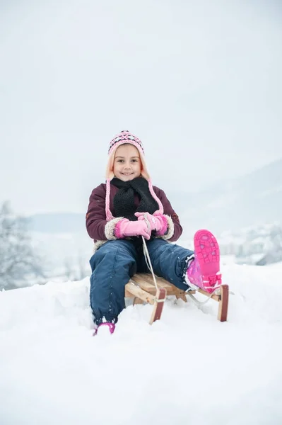Felice Bambino Giocoso Nella Neve — Foto Stock