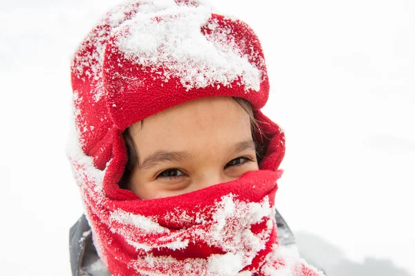 Junge Spielt Wirklich Großen Schnee — Stockfoto