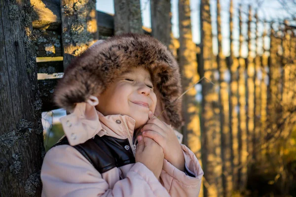 Jongetje Sneeuw Naast Houten Land Hek Rechtenvrije Stockfoto's