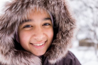 Güzel Orta Doğu kız karda